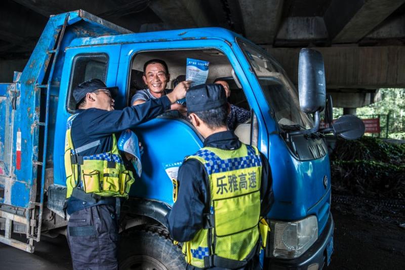 1658135107722345.jpg 3“勇刚大队”向当地村民发放传单.jpg